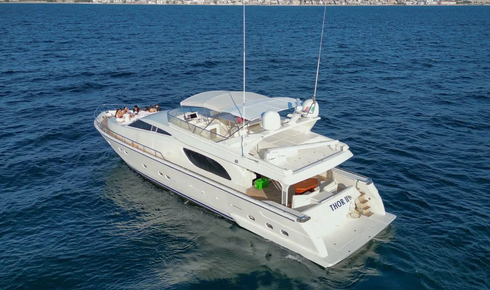 Thor II, yate de 80 pies, navegando en la bahía